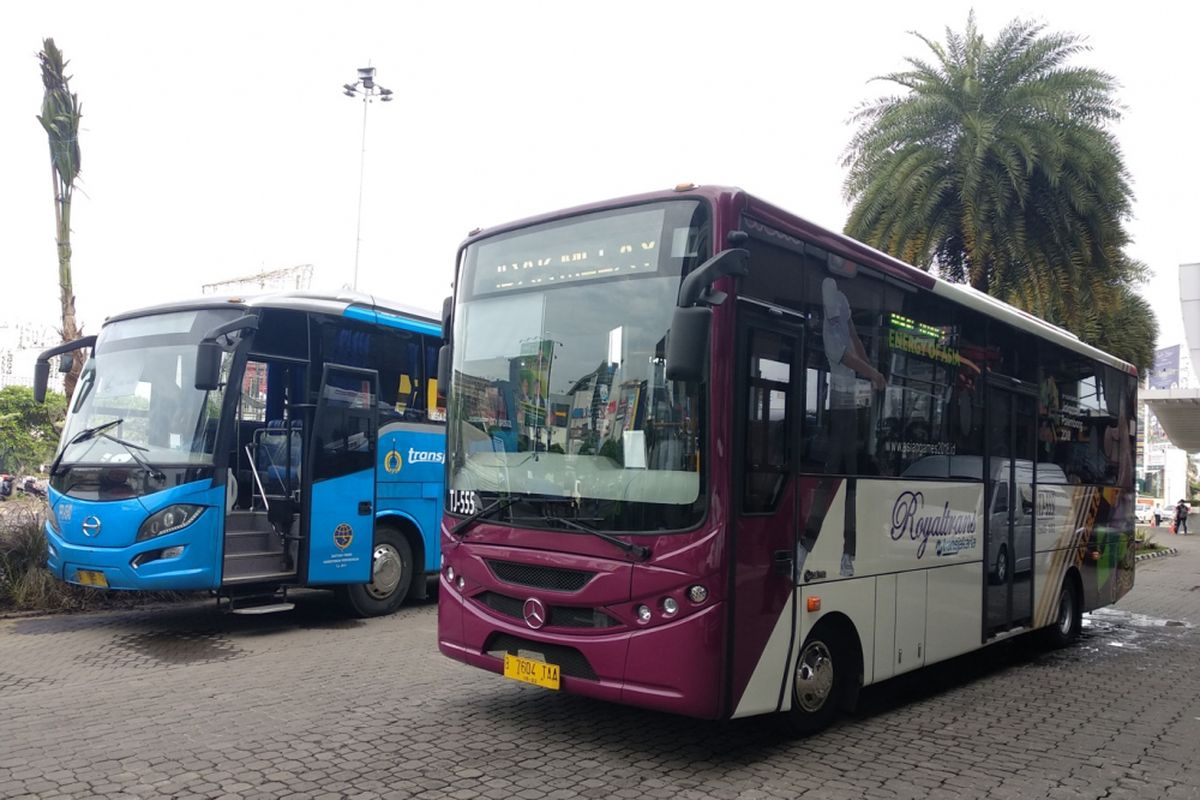 Armada bus Transjabodetabek bersiap di Mega Mall Bekasi, Senin (5/3/2018).