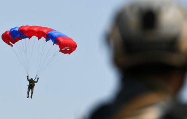 Foto dirilis Sabtu (18/7/2020), memperlihatkan seorang prajurit Satuan Komando Pasukan Katak (Sat Kopaska) melakukan terjun free fall bersiap mendarat ke Pulau Damar, Kepulauan Seribu, Jakarta. Skenario penyerangan di Pulau Edam atau Pulau Damar, jajaran Kepulauan Seribu, Jakarta, itu adalah simulasi latihan Peperangan Laut Khusus 2020 dilakukan Kopaska Koarmada I.