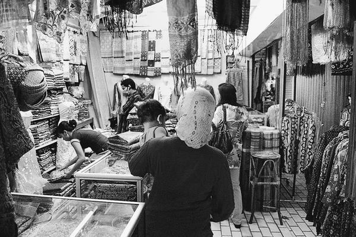 Sejumlah pedagang kain songket di Pasar 16 Baru, Kota Palembang, melayani pembeli, Kamis (17/9). Menjelang Lebaran, sebagian warga dan pemudik di Palembang memburu baju songket dan baju-baju muslim untuk merayakan Lebaran.
