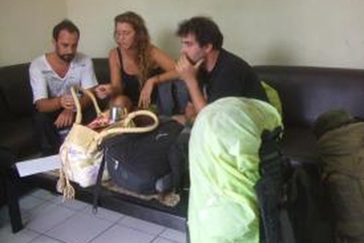 Tiga turis asal Argentina dan Perancis sedang istirahat di Polres Banyuwang Kamis ((28/11/2013). Mereka mengaku di tipu agen travel sebesar 750 ribu per orang.