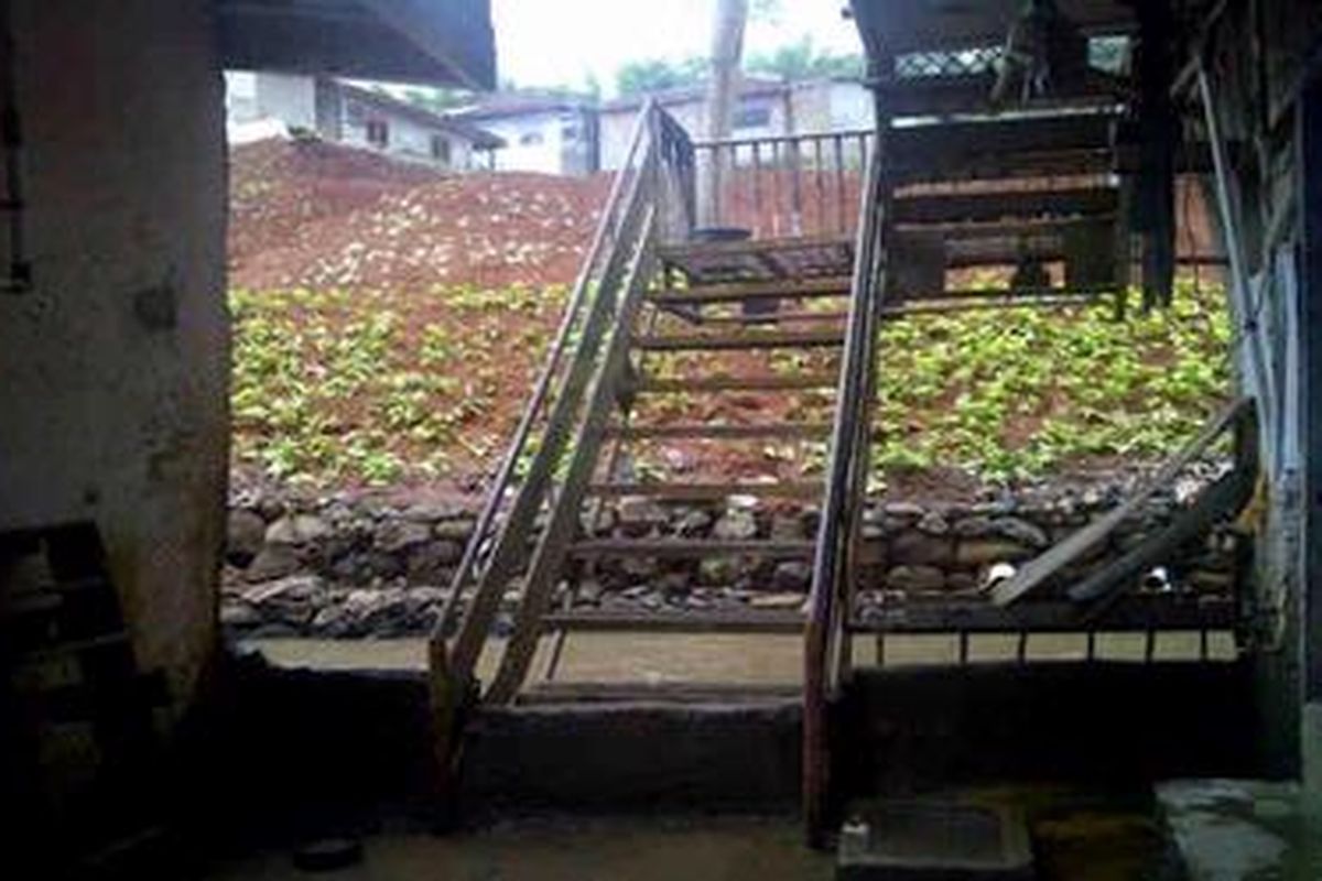 Kali Krukut yang sempit penyebab meluapnya air ke pemukiman yang terletak lebih rendah, seperti terlihat Senin (31/10/2011).