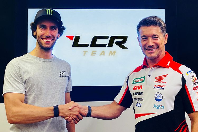 Alex Rins (kiri) dan Lucio Cecchinello menandatangani kontrak kerja sama, jadi pebalap di tim LCR Honda untuk musim 2023 sampai 2024. 