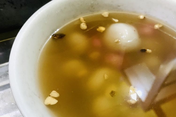  Salah satu menu utama kuliner legendaris Ronde Titoni, yang terbuat dari bola-bola ketan yang dihidangkan dengan kuah jahe.