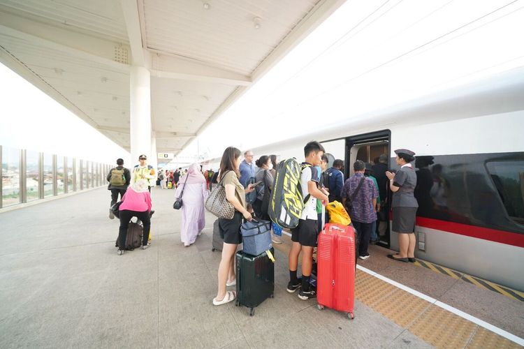Para penumpang Kereta Cepat Jakarta-Bandung saat tengah mengantre tiket di Stasiun Tegalluar, Kabupaten Bandung, Jawa Barat