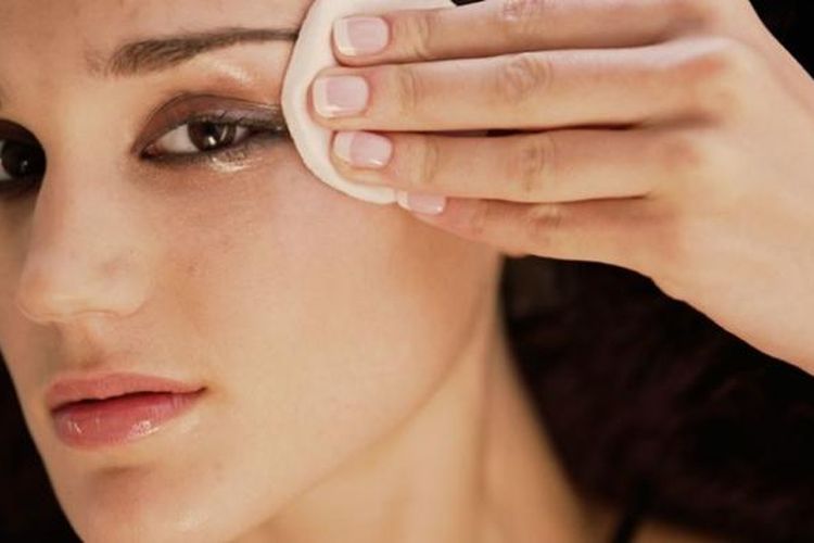 Metode triple cleansing untuk membersihkan wajah secara menyeluruh. Bagaimana tahapannya? Simak selengkapnya.