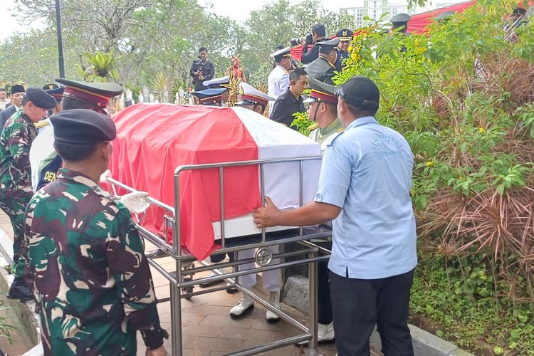 Jenazah Eks Menhan Juwono Sudarsono Tiba di TMP Kalibata