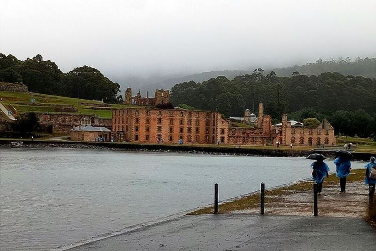 Sisa-sisa bangunan penjara yang kini menjadi tujuan wisata di kota Port Arthur, Tasmania, Australia.