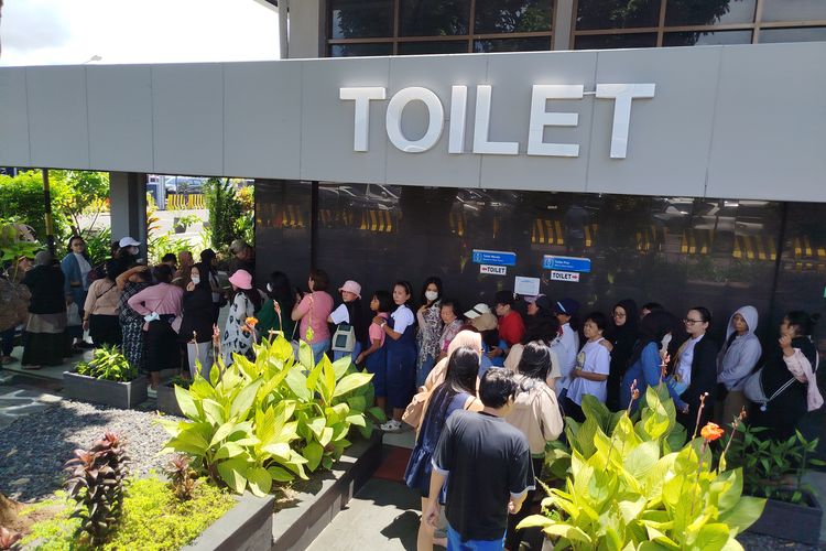 Sempat Terjadi Antrean Sepanjang 5 Meter di Toilet Pelabuhan Ketapang