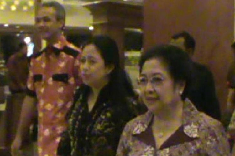 Megawati Sukarnoputri, Puan Maharani dan Ganjar Pranowo saat di Solo,Sabtu (8/3/2014). 