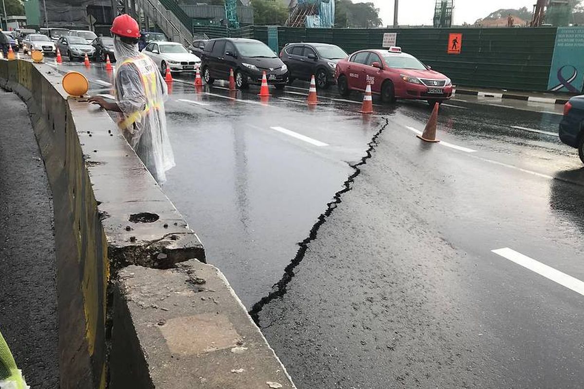 Jalanan patah di Adam Road, Singapura, Jumat (1/6/2018).