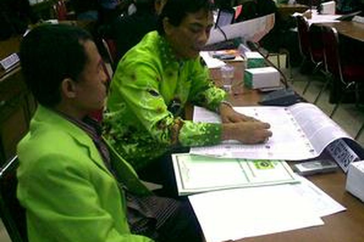Perwakilan parpol memeriksa validitas nama caleg dan logo partainya pada surat suara sebelum dicetak. Validitas akhir surat suara ini berlangsung di Gedung KPU, Jakarta Pusat, Sabtu (7/2)