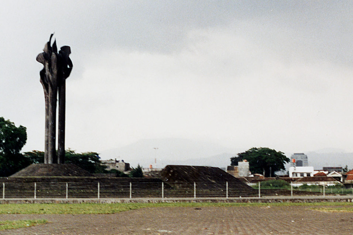 Monumen Bandung Lautan Api di lapangan Tegallega, Bandung, Oktober 1993.