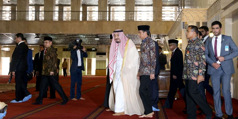 Raja Arab Saudi Salman bin Abdulaziz al-Saud dan Presiden Joko Widodo saat memasuki Masjid Istiqlal, Jakarta Pusat, Kamis (2/3/2017). Kunjungan Raja Salman ke Indonesia setelah 47 tahun lalu dalam rangka kerjasama bilateral Indonesia - Arab Saudi.
