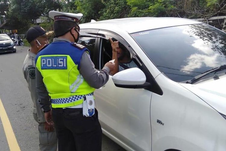 Pemeriksaan kendaraan yang akan melewati jalur menuju Pantai Kuta Mandalika