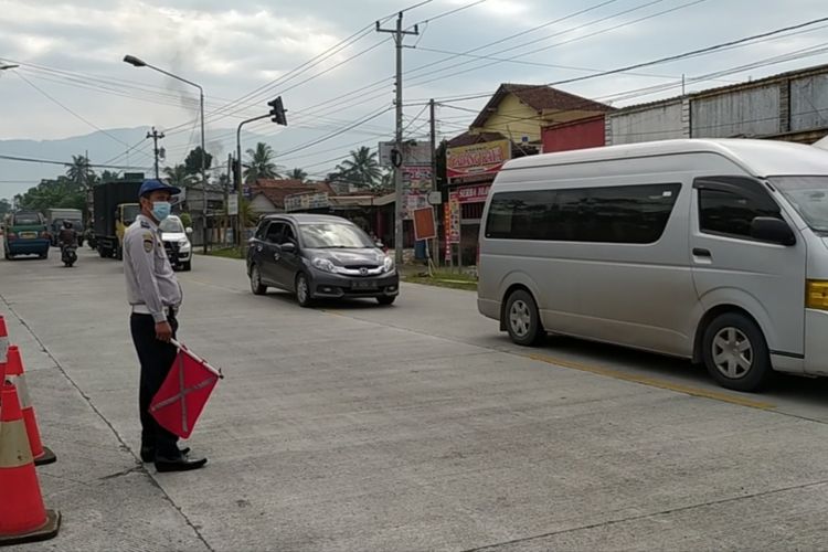 Arus lalu lintas di simpang Ajibarang, Kabupaten Banyumas, Jawa Tengah, Kamis (28/4/2022) siang terpantau ramai lancar.