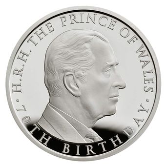 Koin khusus dikeluarkan di tahun 2018 guna memperingati 70 tahun Pangeran Charles di Inggris. Setelah menjadi raja, gambarnya akan menghadap ke sisi yang lain.