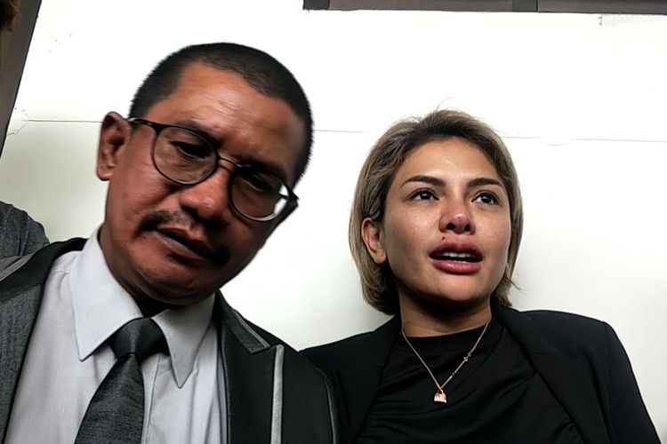 Nikita Mirzani dan kuasa hukumnya, Fahmi Bachmid saat ditemui usia sidang kasus dugaan penganiayaan terhadap Dipo Latief di Pengadilan Negeri Jakarta Selatan, Ampera, Senin (24/2/2020). 