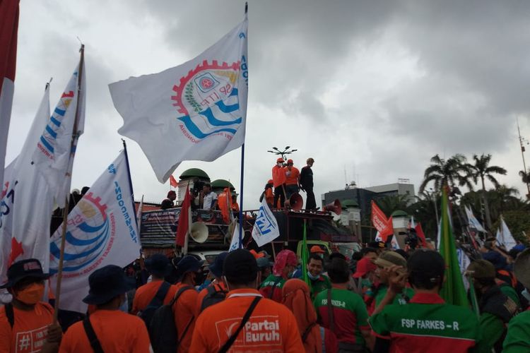 Ribuan Serikat Buruh memadati area gedung DPR RI, mereka melakukan aksi menuntut tolak omnibus law UU Cipta Kerja, Jumat (14/1/2022).