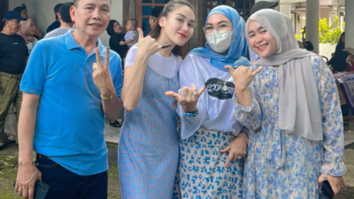Momen Ayu Ting Ting Nyoblos Pilkada 2024, Busana Serba Biru Muda hingga Harapan untuk Depok