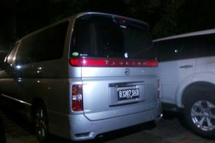 Mobil Nissan Elgrand B 1387 SKB disita Komisi Pemberantasan Korupsi (KPK) dari artis Catherine Wilson, Senin (24/2/2014). Mobil disita karena diduga terkait pencucian uang yang menjerat adik Gubernur Banten Atut Chosiyah, Tubagus Chaeri Wardana alias Wawan.