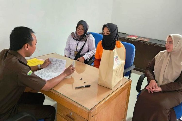Jaksa penuntut umum (JPU) Kejaksaan Negeri Nagan Raya, Provinsi Aceh, menerima pelimpahan tersangka pembunuh bayinya sendiri setelah diserahkan oleh penyidik satreskrim polres setempat di Kompleks Perkantoran Suka Makmue, Selasa (5/3/2024). 