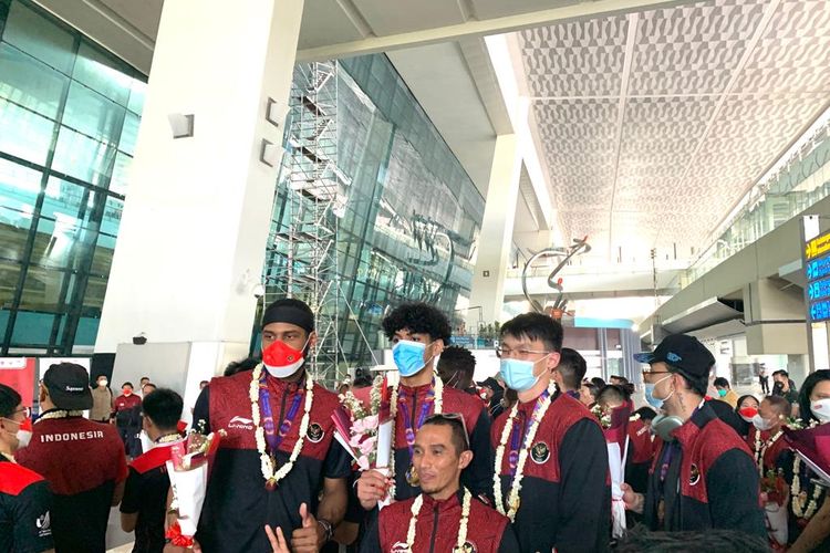 Para atlet Indonesia dari cabang olah raga (cabor) bola basket, angkat besi, dan balap sepeda tiba di Bandara Soekarno-Hatta, Jakarta.