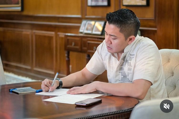 Seskab Teddy Rapat Bareng Airlangga Bahas Penyesuaian Energi dan Stimulus Ekonomi