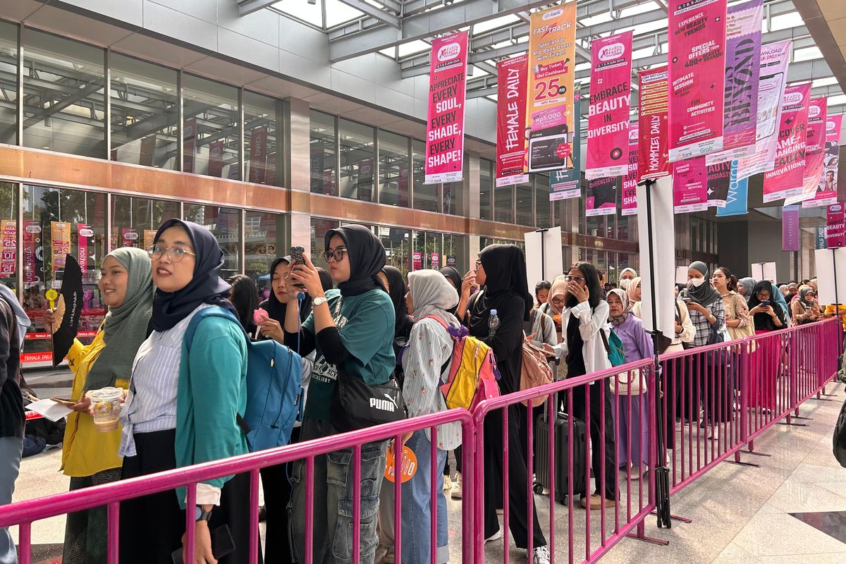 Para pengunjung terus memadati pintu masuk Jakarta X Beauty di JCC, Kamis (6/6/2024).