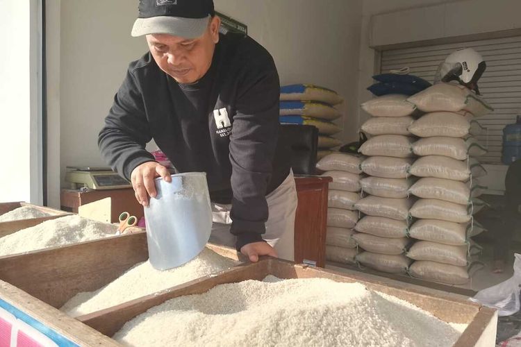 Pedagang di Pasar Inpres Sumedang mengaku belum menerima pemberitahuan terkait HET beras, Rabu (5/6/2024).  