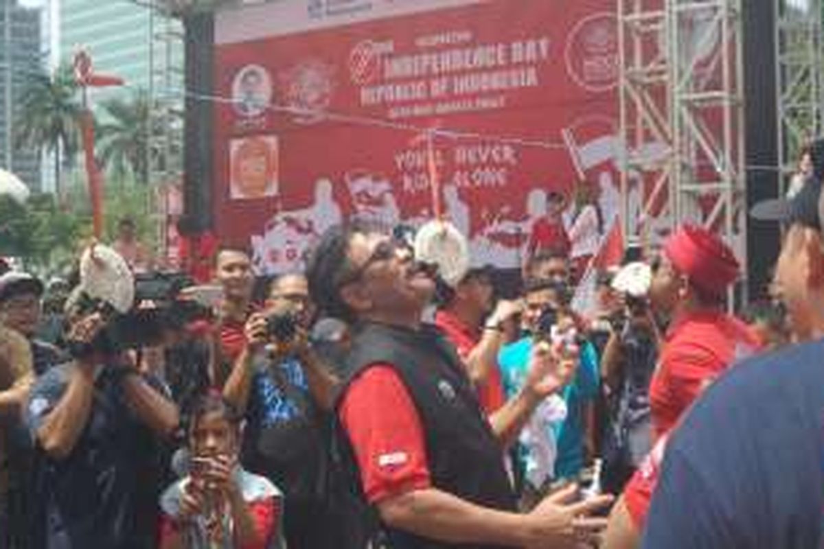 Wakil Gubernur DKI Jakarta Djarot Saiful Hidayat mengikuti lomba makan kerupuk dalam acara perayaan kemerdekaan ke-71 RI di Museum Satria Mandala, Minggu (21/8/2016). 