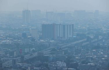 Polusi udara terlihat di langit Ibu Kota Jakarta, Selasa (8/6/2021). Melalui platform pengukur kualitas udara Iqair.com yang merilis kualitas udara, Jakarta masuk 10 besar kota dengan kualitas udara terburuk di dunia dengan menempati urutan ke 4.
