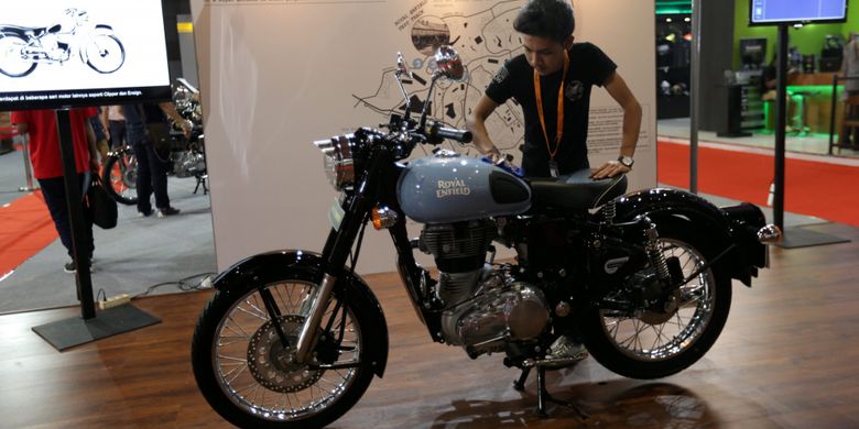 Royal Enfield 350 dipamerkan pada ajang Indonesia International Motor Show (IIMS) 2017 di JI Expo, Kemayoran, Jakarta, Jumat (28/4/2017). Seri terbaru ini terinspirasi oleh desain klasik dari sepeda motor Royal Enfield era 1950-an yang diproduksi di tanah kelahirannya, Redditch, Inggris.