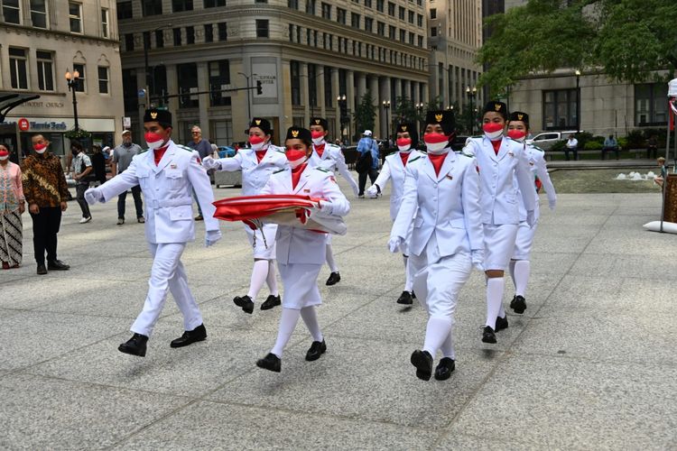 Upacara Pengibaran Bendera di Daley Plaza, salah satu landmark di mana acara kenegaraan sering dilaksanakan di Chicago, Selasa (17/8/2021). Acara ini digelar oleh KJRI Chicago.