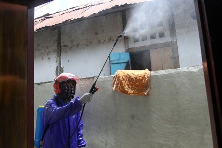 Penyemprotan disinfektan yang ditujukan untuk menekan wabah virus corona di salah satu permukiman di Gorontalo. 