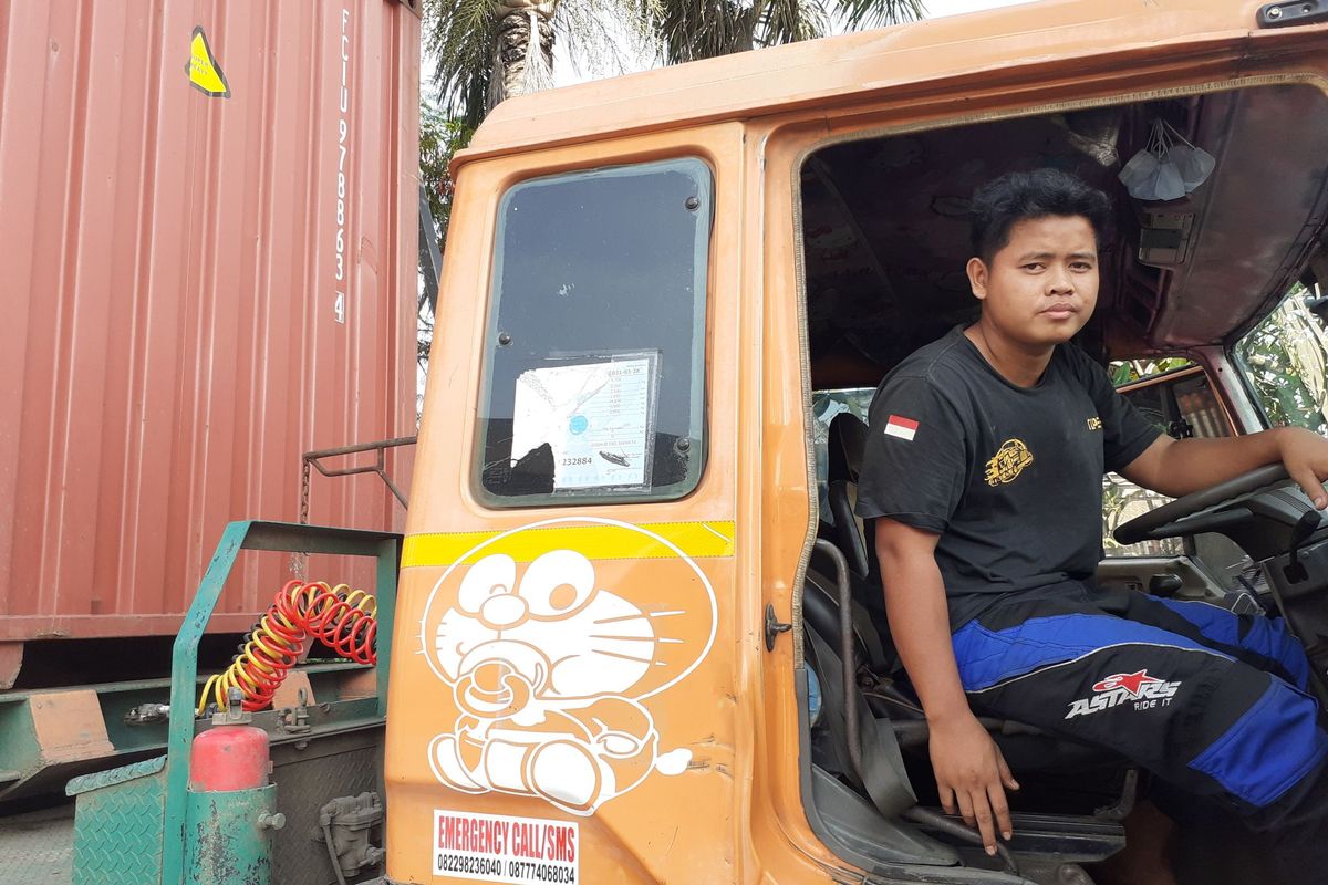 Supir Truk Kontainer menunggu giliran masuk terminal peti kemas, Tanjung Priok, Jakarta Utara, Minggu (13/6/2021)