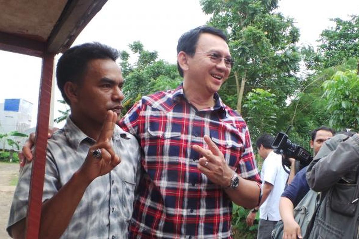 Calon gubernur DKI Jakarta Basuki Tjahaja Purnama atau Ahok bersama Agus, tukang ketoprak, di kawasan Cilangkap, Jakarta Timur, Kamis (2/2/2017).
