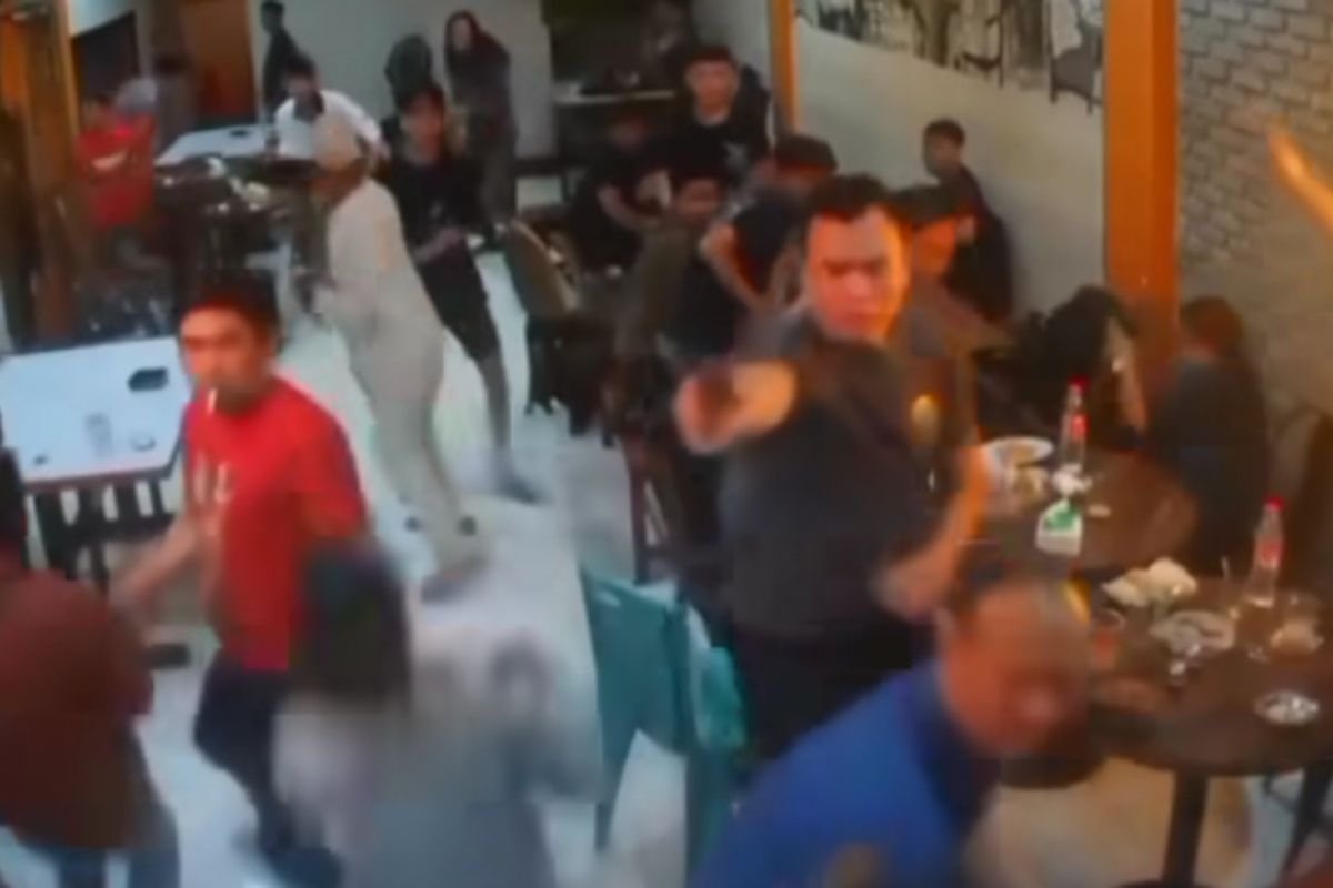 Sekelompok pemuda yang diketahui bermukim di Jl Adhyaksa tiba-tiba menyerang sebuah warung kopi (Warkop) Dokter Kopi di Jl Pengayoman dengan menggunakan parang dan panah (busur). Namun naas, ternyata pengunjung warkop rata-rata anggota Satuan Reserse Kriminal (Satreskrim) Polrestabes Makassar yang sedang beristirahat seusai melakukan patroli.