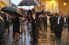 Guyuran Hujan, Jalan Sepi, dan Tatapan Tajam Polisi Sambut Obama di Havana...