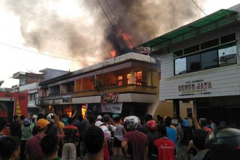 Detik-detik Ruko di Kuansing Riau Dilalap Api, Nenek Tewas Terbakar di Kamar Mandi