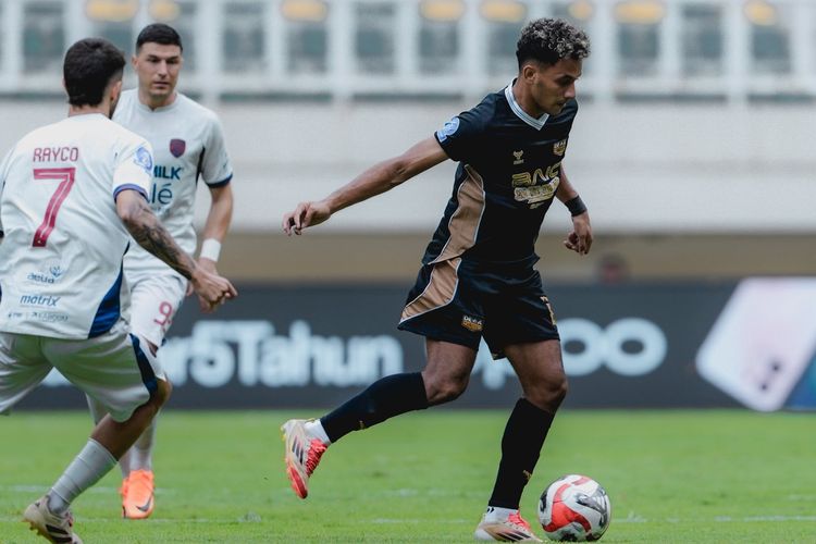 Aksi pada pertandingan Dewa United vs Persik Kediri bergulir di Stadion Internasional Banten sebagai bagian dari pekan ke-14 Super League 2025-2026 pada Sabtu (29/11/2025).