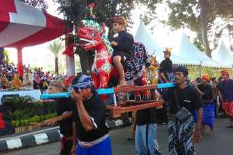 Iring-iringan Praje Besunat atau sunatan tradisional Suku Sasak, Lombok, memeriahkan Parade Bulan Budaya Lombok-Sumbawa di Mataram, Kamis (18/8/2016).