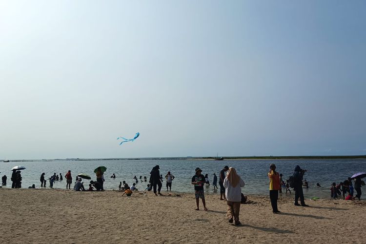 Suasana Pantai Timur, Taman Impian Jaya Ancol, Jakarta Utara saat Libur Hari Raya Nyepi siang ini, Rabu (22/3/2023).