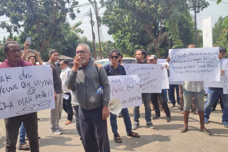 Diduga Terjadi Kecurangan PPDB, Sejumlah Massa Lakukan Aksi Unjuk Rasa di Depan KCD Kota Tangerang, Kamis (21/7/2022)