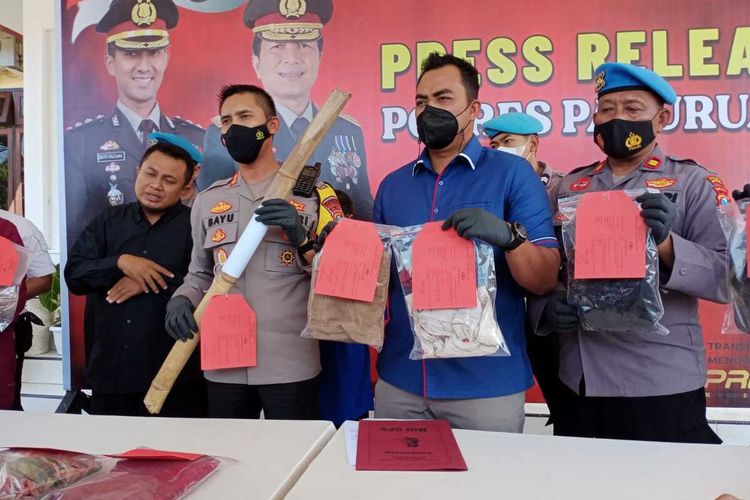 Kepala Kepolisian Resor (Kapolre) Pasuruan, AKBP Bayu Pratama Gubunagi saat konferensi pers kasus pembunuhan kepada ibu rumah tangga setengah telanjang di Pasuruan,, Kamis (21/7/2022).