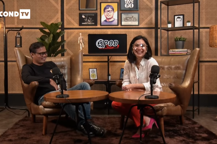 Presenter Feni Rose saat menanggpi soal julukannya sebagai Ratu Gosip di podcast Soleh Solihun
