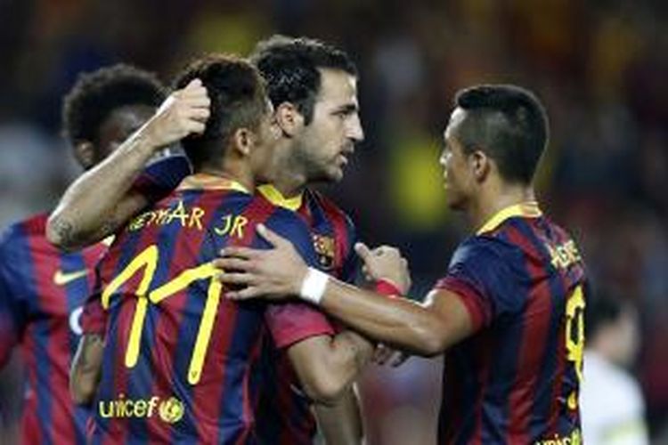 Gelandang Barcelona, Cesc Fabregas (tengah), merayakan gol keduanya ke gawang Santos bersama striker Brasil yang merupakan mantan pemain Santos, Neymar da Silva Santos (kiri), dalam pertandingan Joan Gamper Trophy di Camp Nou, Jumat (2/8/2013).