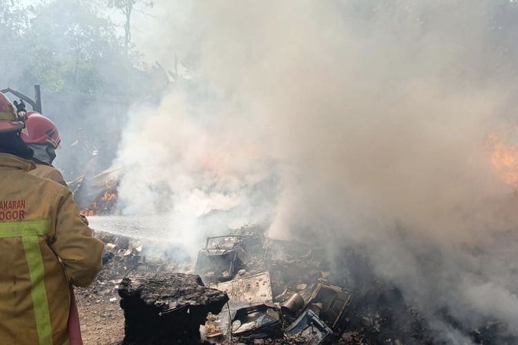 Warga Bakar Rumput lalu Ditinggal, Gudang Rongsok di Bogor Terbakar Hebat