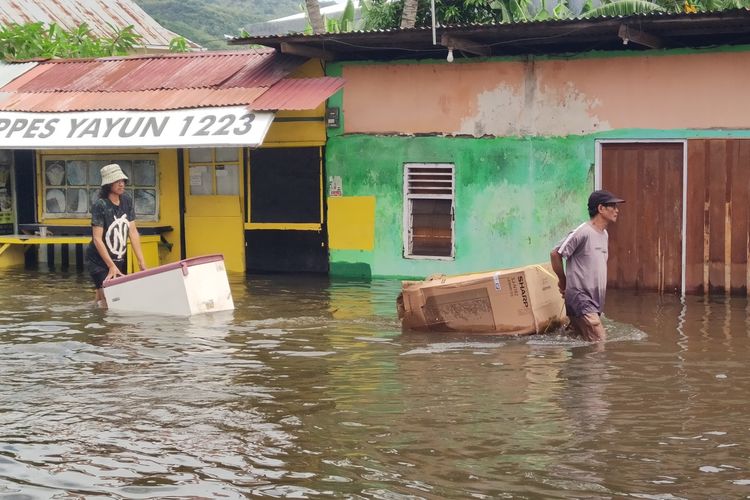 Sejumlah warga mengungsi ke tempat yang aman dengan membawa barang-barang seadanya untuk menghindari banjir di Kota Gorontalo.