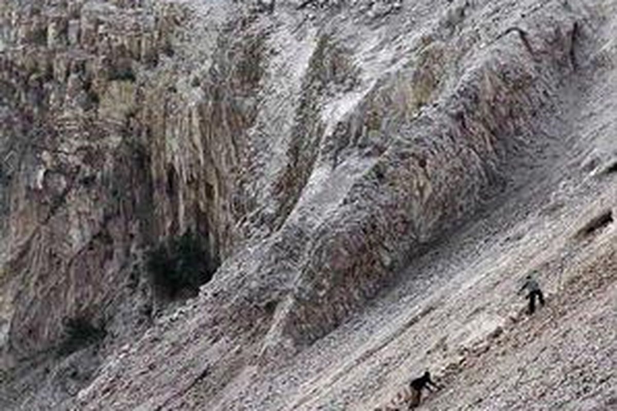 Bukit Kunyit atau yang dahulu disebut Goenoeng Koenjit di timur Teluk Betung, Kampung Skip, Kelurahan Bumiwaras, Bandar Lampung, Agustus. Dulu, bukit ini menjorok 120 meter ke laut, dan menjadi benteng alami dari terpaan tsunami. Saat ini, bukit kapur ini tergerus oleh penambangan liar.