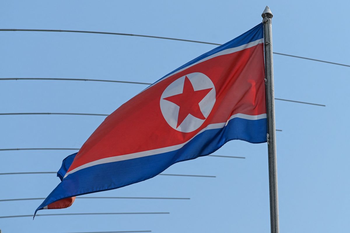 Bendera Korea Utara berkibar di Kedutaan Besar Korut di Kuala Lumpur, Malaysia, pada Jumat (19/3/2021).